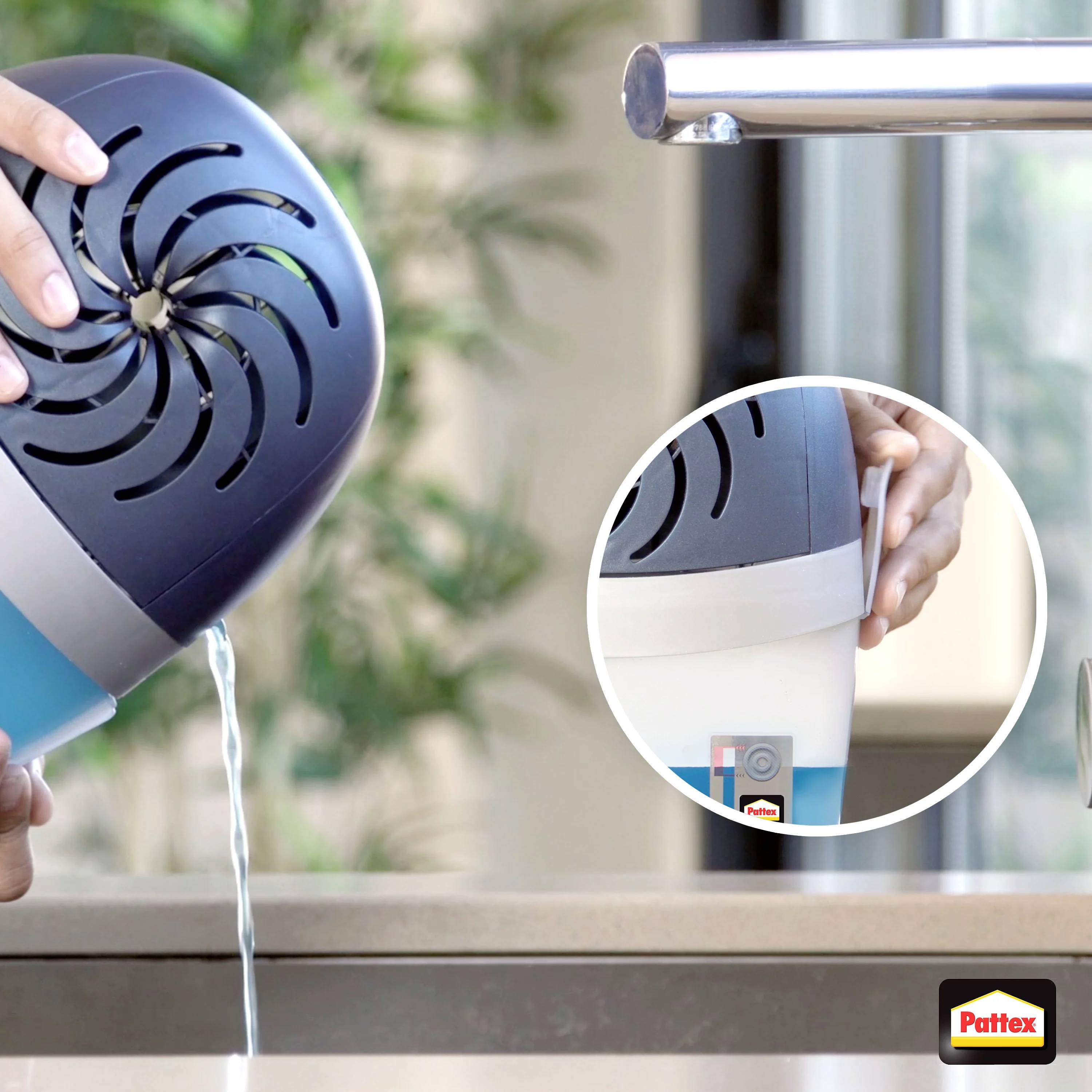 Eine Person gießt Wasser aus einem Luftentfeuchter in ein Waschbecken. Im Hintergrund ist ein Wasserhahn zu sehen. Pattex-Logo unten rechts.