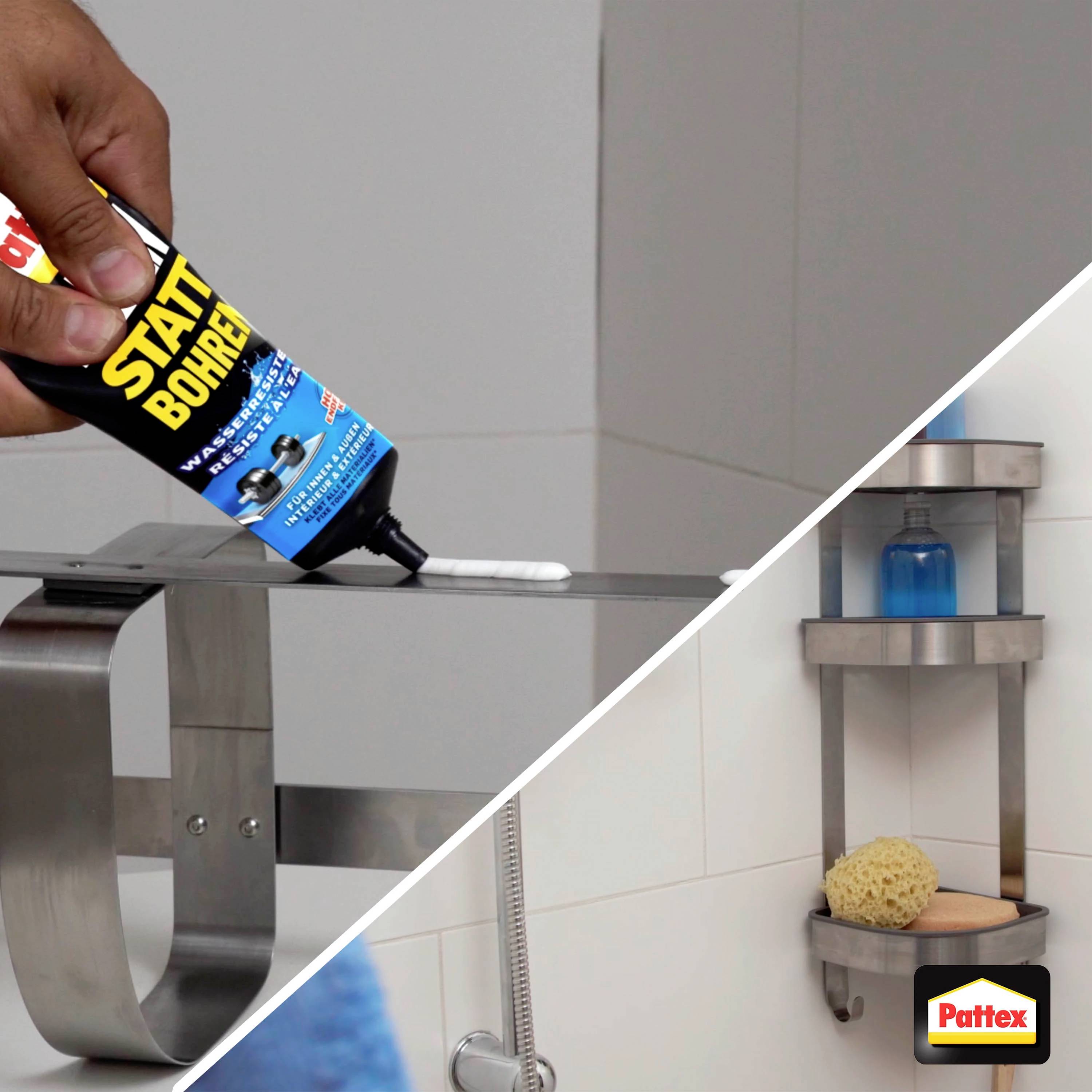 Ein Rohr wird mit Dichtmasse versiegelt. Daneben ein Eckregal in einer Dusche mit einem Schwamm und Shampoo.