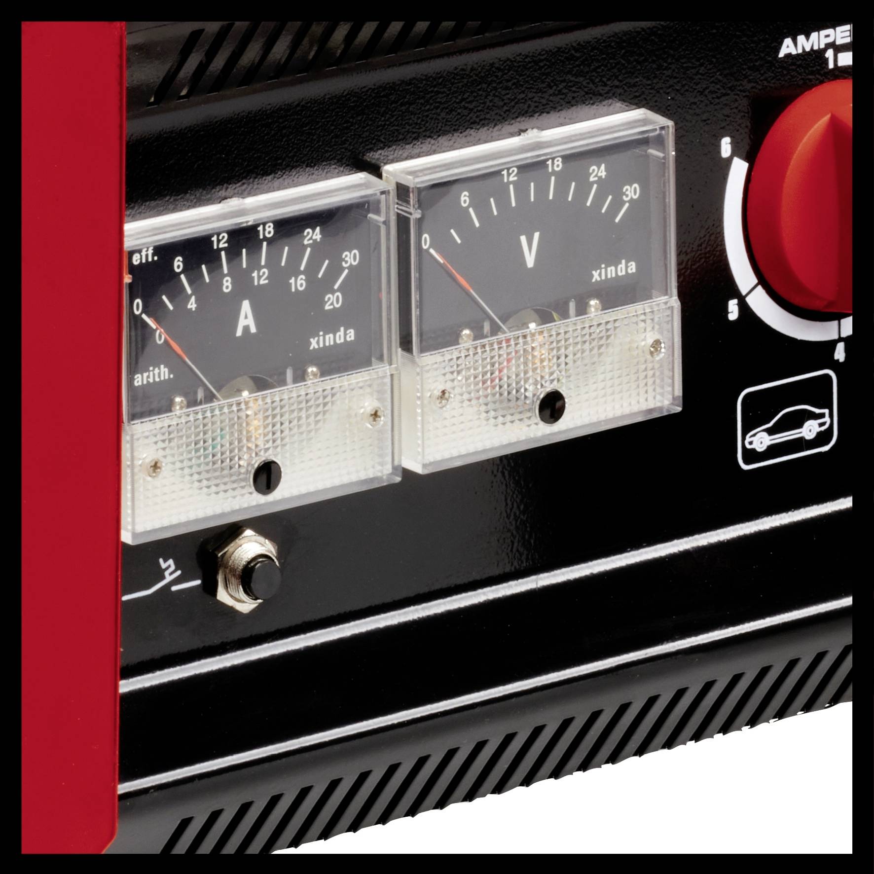 Analoges Amperemeter und Voltmeter auf einem schwarzen Gehäuse. Anzeige von Stromstärke und Spannung, darunter ein Schalter.