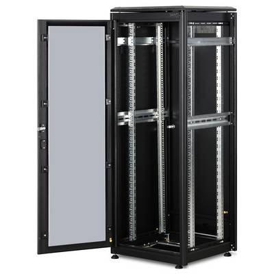 Ein hoher, schwarzer Serverschrank mit einer geöffneten Tür. Innerhalb des Schranks sind vertikale Metallschienen sichtbar.