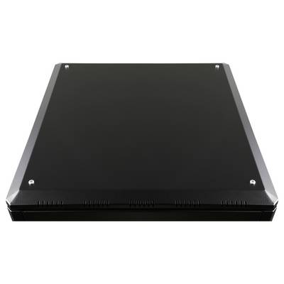 Ein schwarzes Metallgehäuse mit Lüftungsschlitzen und vier sichtbaren Schrauben an den Ecken.