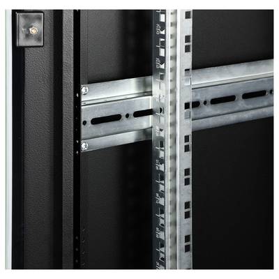 Das Bild zeigt das Innere eines schwarzen Server-Racks mit vertikalen und horizontalen Metallstreben zur Unterstützung der Montage.