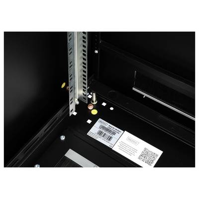 Metallstrebe mit farbigen Markierungen und Schraube in einem schwarzen Gehäuse, Etikett mit Barcode und QR-Code an der Seite.