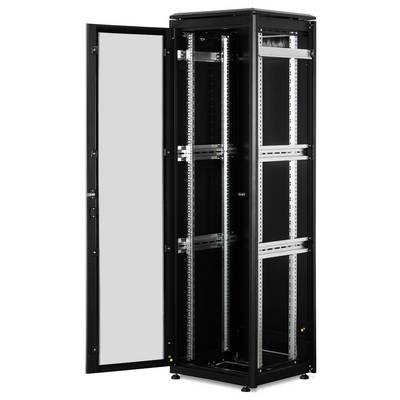 Ein offener schwarzer Server-Rack-Schrank mit durchsichtiger Tür zeigt leere Schienen zur Installation von Serverhardware.