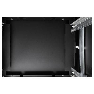 Ansicht von innen in einen leeren, dunklen Server-Rack-Schrank. Es sind metallische Befestigungsschienen an den Seiten sichtbar.