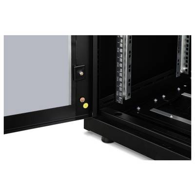 Ein offener Geräteschrank mit sichtbaren Regalen und Schrauben, links eine Schalttafel mit zwei Tastern und einer LED-Anzeige.