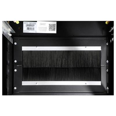 Ein schwarzes Metallgehäuse mit Kabelbürstenleiste im Inneren. Es hat ein Typenschild und einen QR-Code oben. An den Seiten sind Schrauben sichtbar.