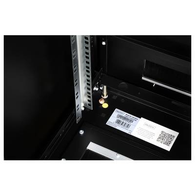 Einblick in einen offenen Schaltschrank; sichtbare Schrauben und ein Label mit QR-Code, ohne spezifische Informationen zu geben.