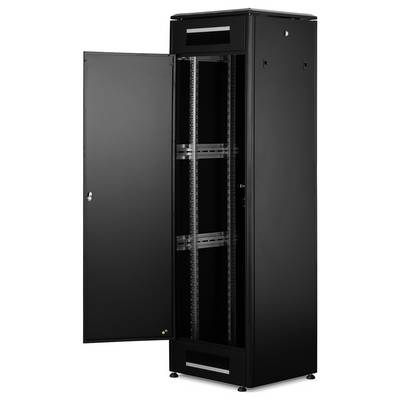 Ein schwarzer Server-Rack-Schrank mit geöffneter Tür, zeigt leere Schienen zur Installation von Servern oder Netzwerkgeräten.