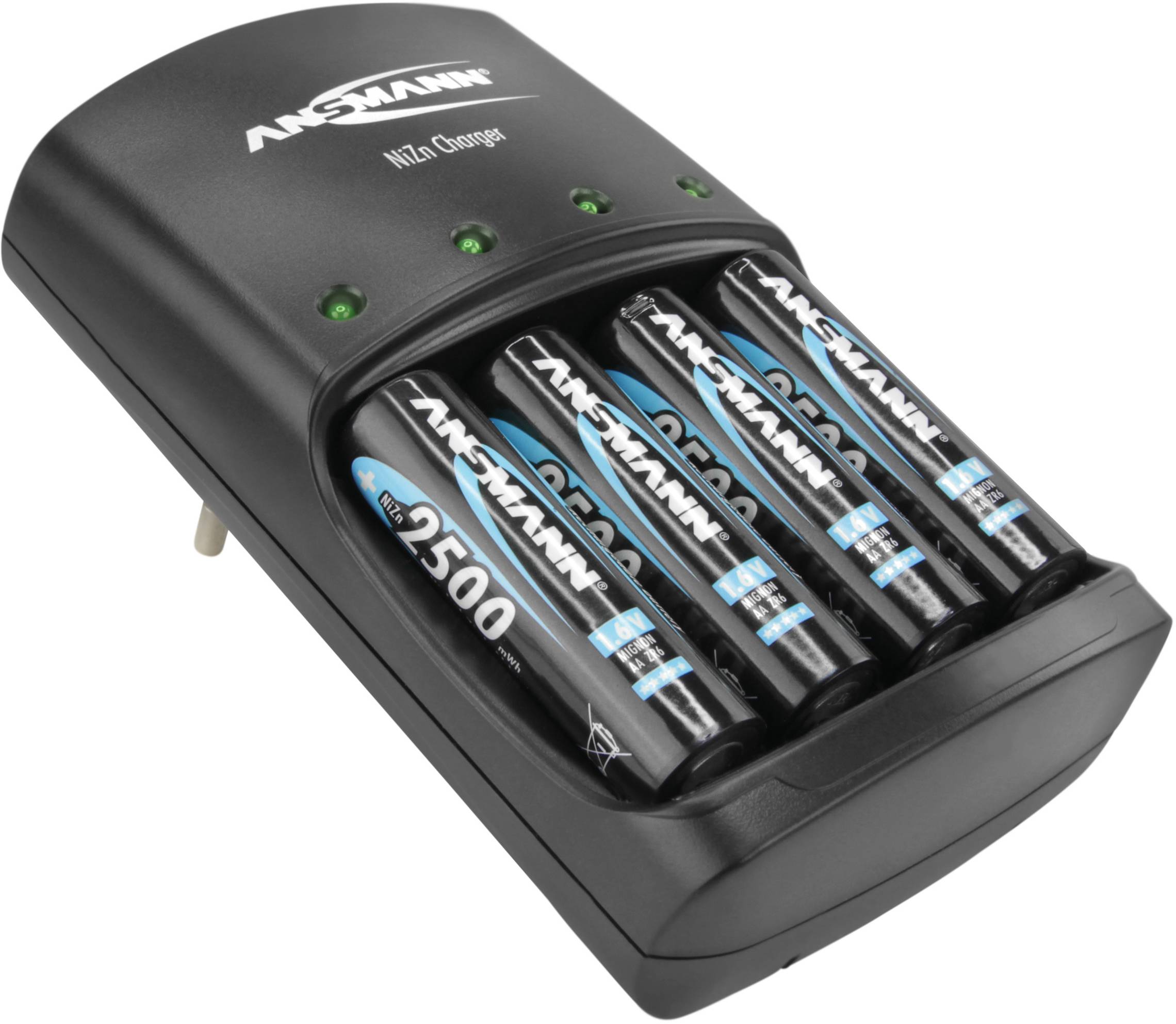 Ein Ladegerät von Ansmann mit vier eingelegten AA-Batterien. Die Batterien zeigen eine Kapazität von 2500 mAh.