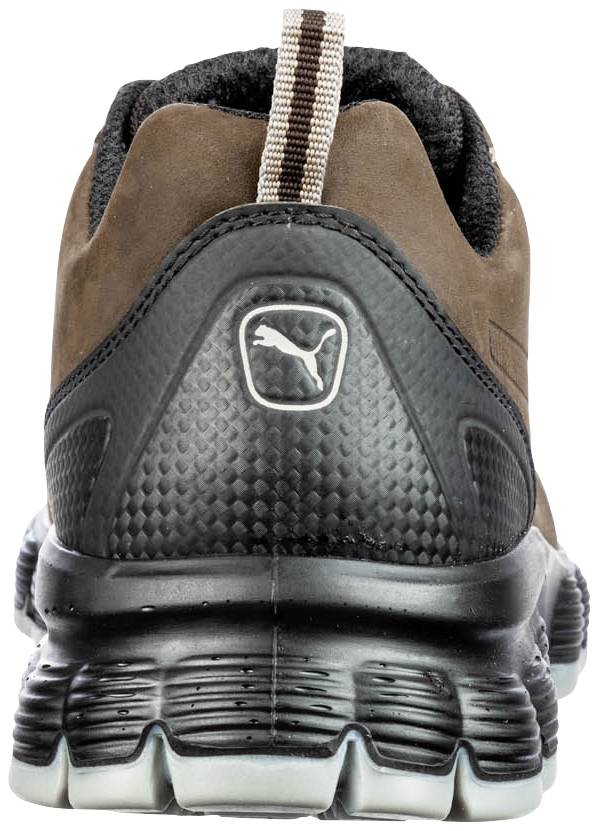 Brauner Sportschuh von hinten, zeigt dicke, strukturierte Sohle und Markenlogo auf der Ferse.