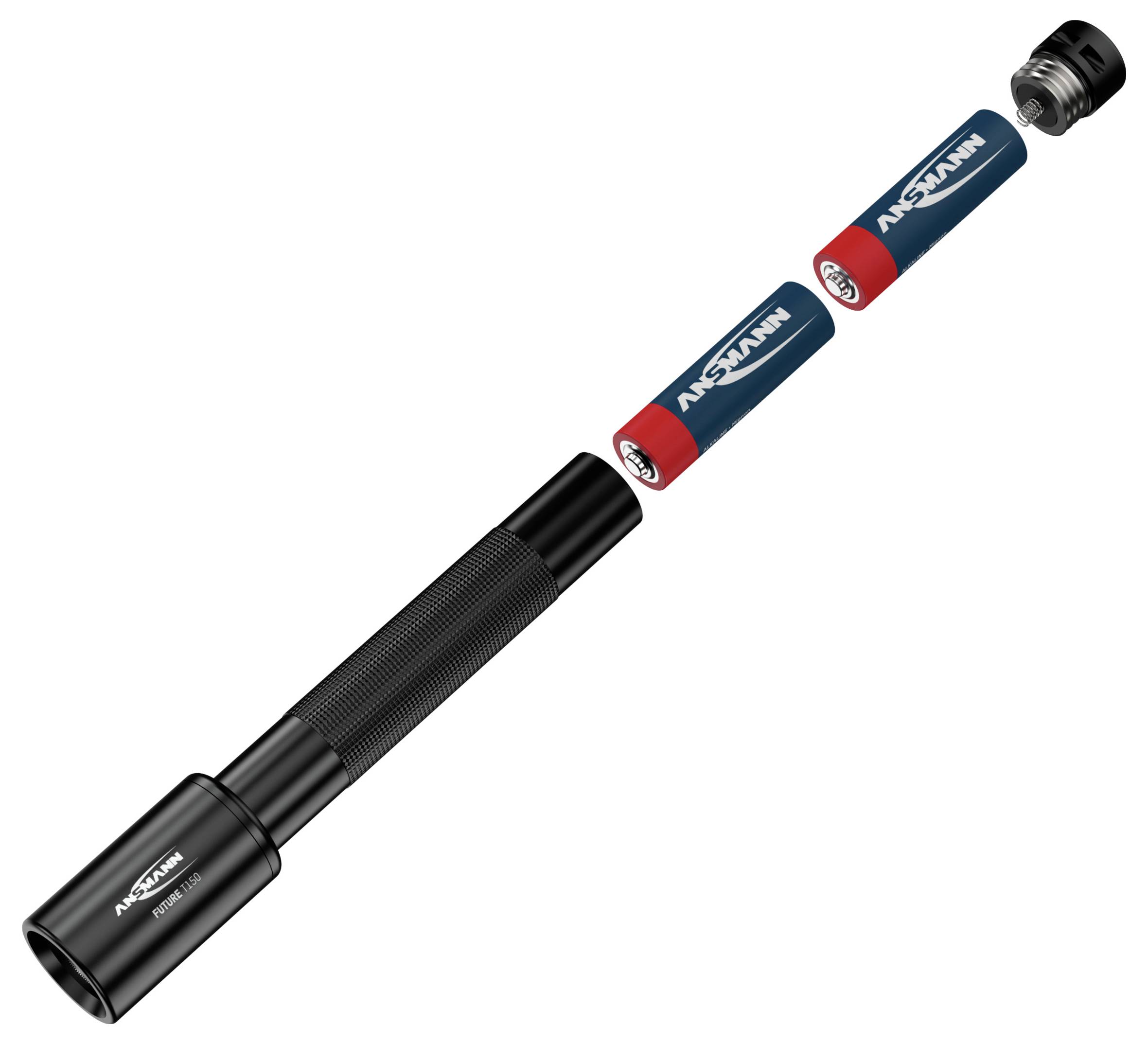 Schwarze Taschenlampe mit geöffnetem Batteriefach, zwei AA-Batterien und Schraubverschluss. Markiert mit 'Ansmann'.