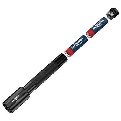 Schwarze Taschenlampe mit geöffnetem Batteriefach, zwei AA-Batterien und Schraubverschluss. Markiert mit 'Ansmann'.