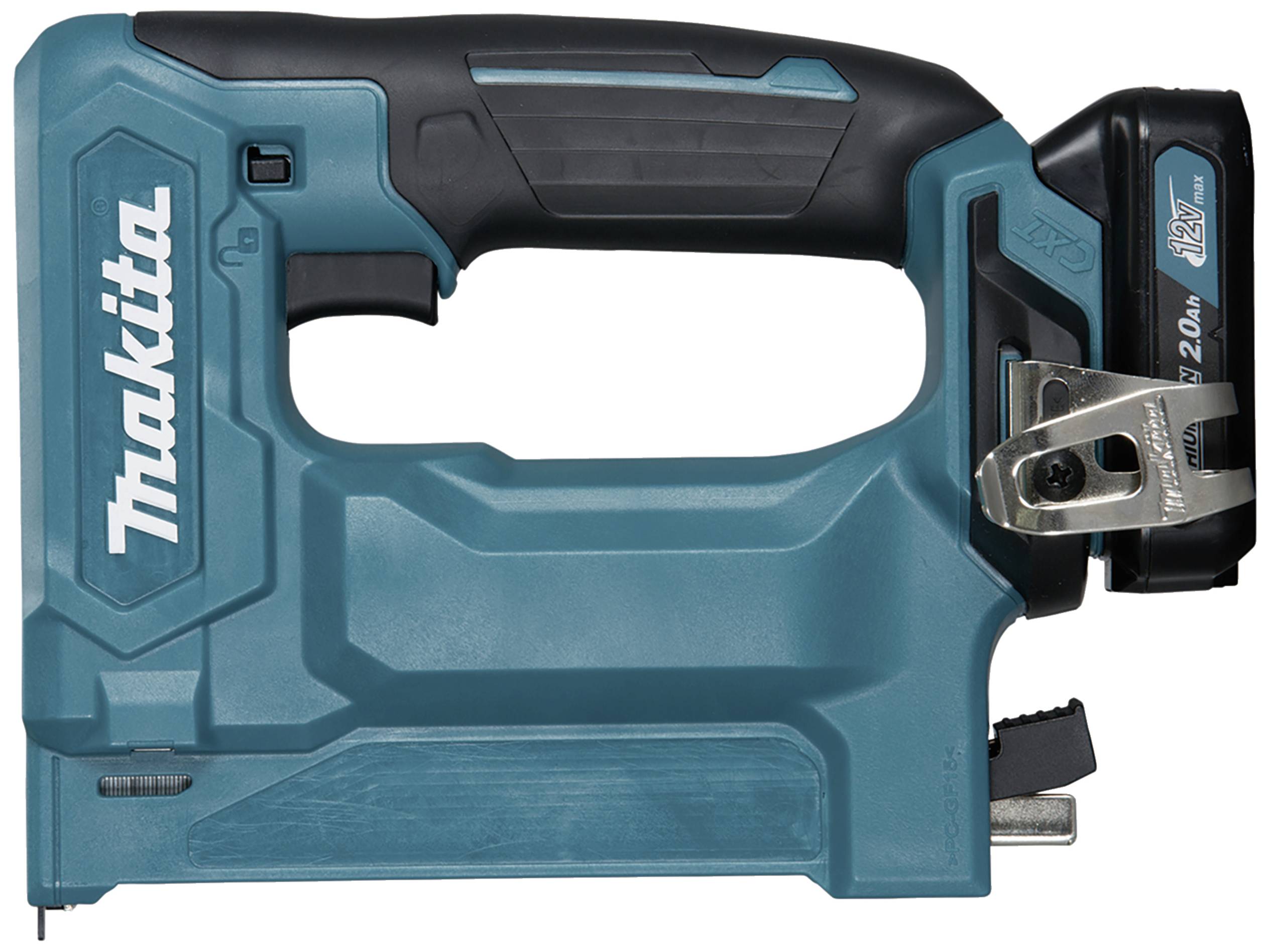 Ein Akku-Tacker von Makita in Blau mit schwarzem Griff und silbernem Hebel. Der Akku hat eine Kapazität von 12V und 2.0Ah.
