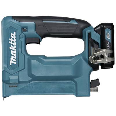 Ein Akku-Tacker von Makita in Blau mit schwarzem Griff und silbernem Hebel. Der Akku hat eine Kapazität von 12V und 2.0Ah.
