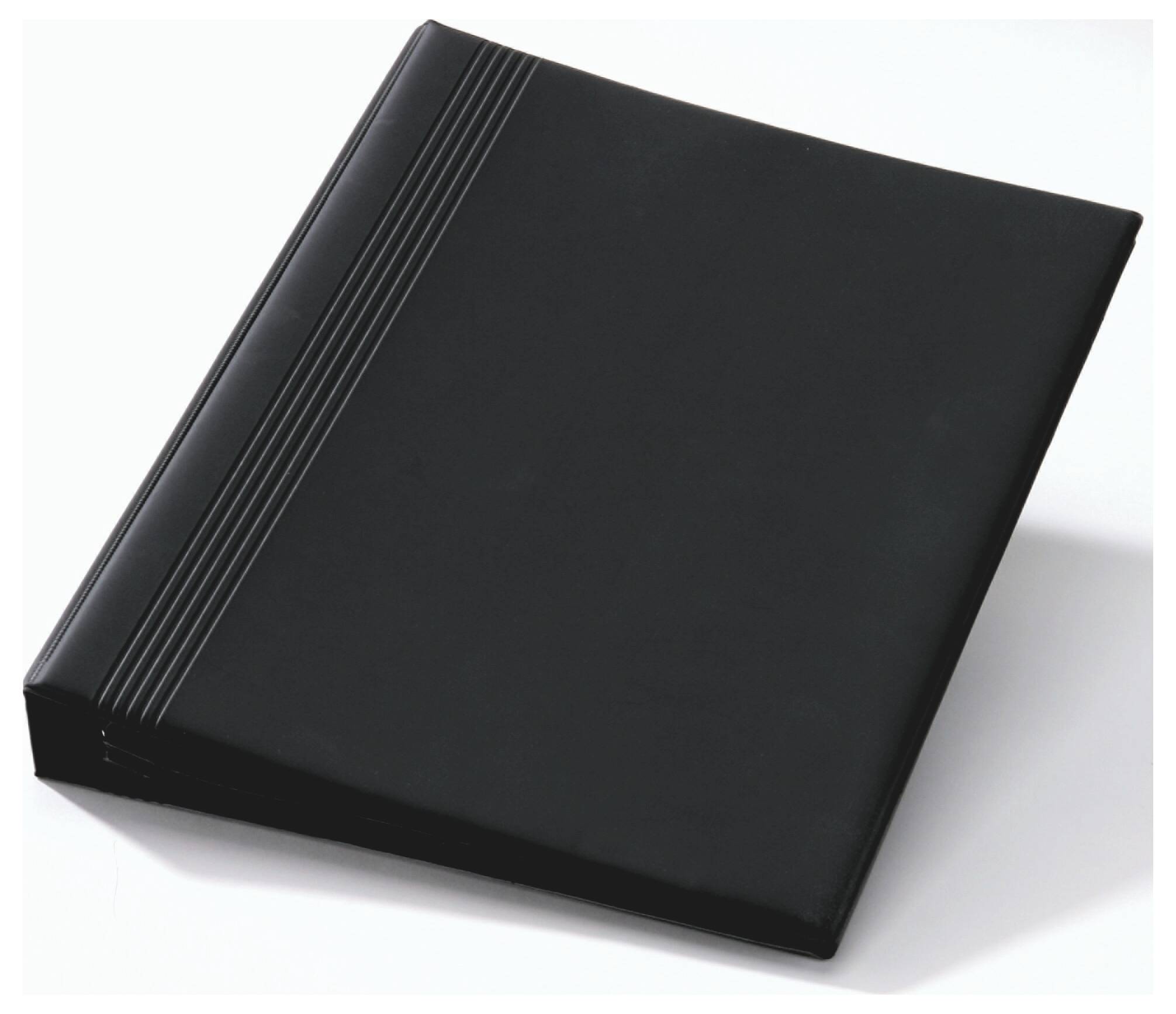 Schwarzes Leder-Stil-Ordner oder Portfolio mit einem schlichten Einband und drei schmalen geprägten Streifen in der Nähe des Rückens, geschlossen auf weißem Hintergrund dargestellt.