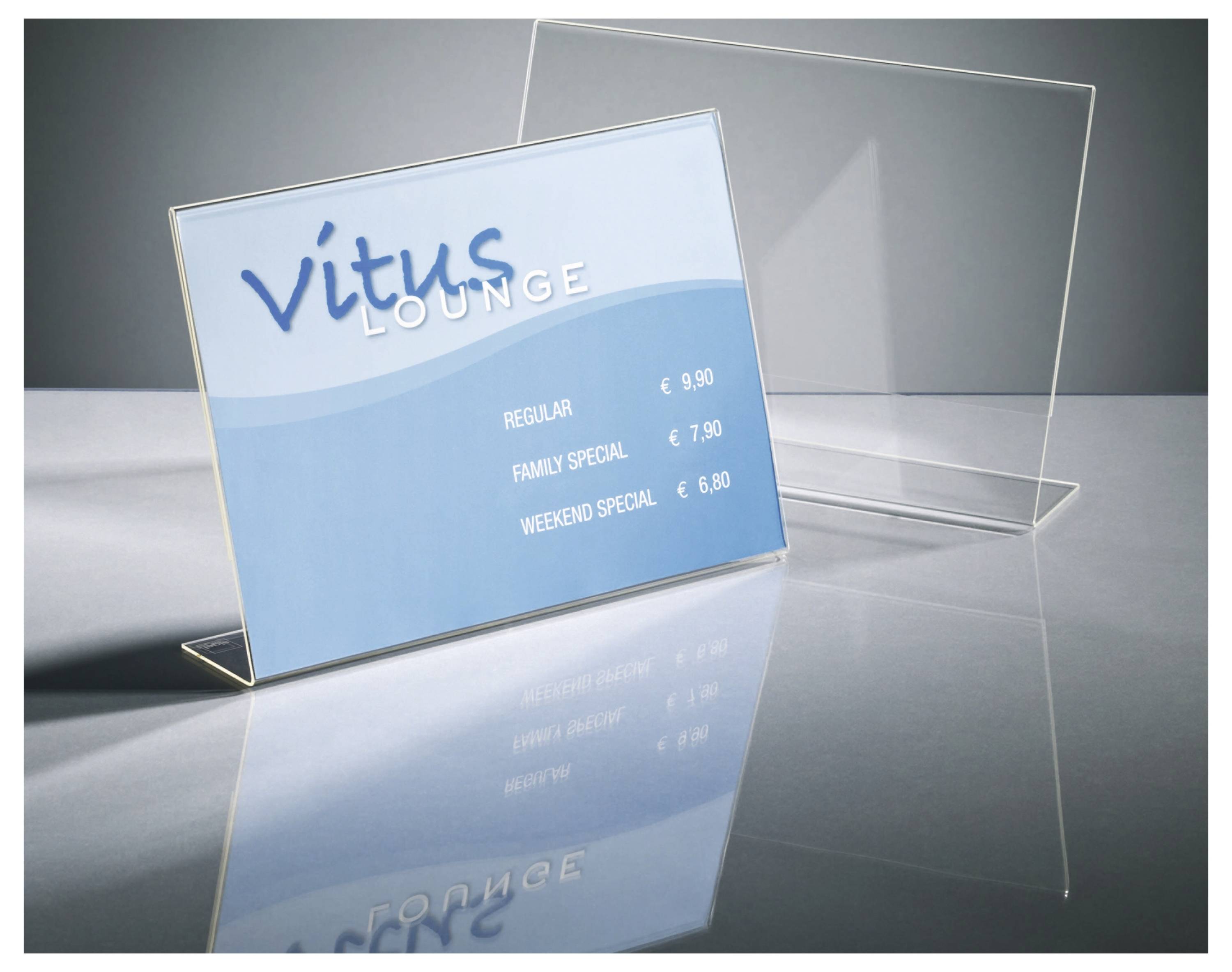 Ein auf dem Tisch stehender Acryl-Schild halter mit einer blauen 'Vitus Lounge'-Preisliste mit drei Optionen und Euro-Preisen.