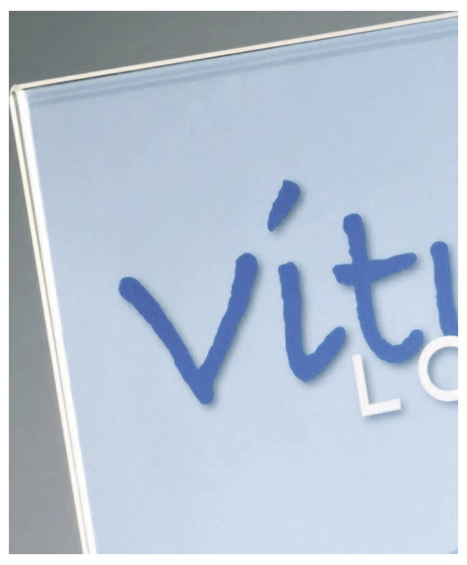Nahaufnahme eines hellblauen Schildes mit großen blauen Buchstaben "vit" und teilweise sichtbaren weißen Buchstaben "LC".
