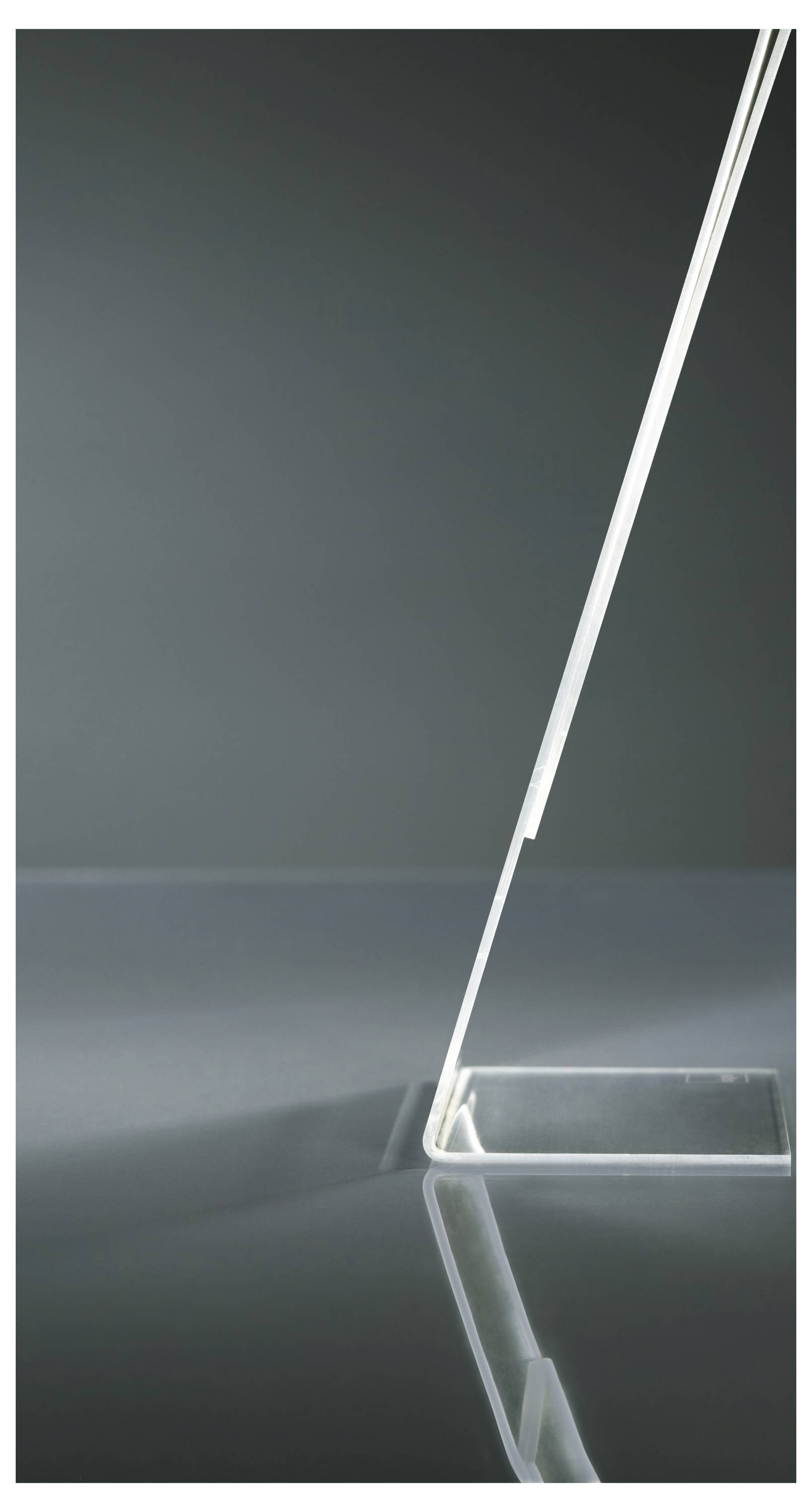 Minimalistisches Foto einer weißen Metallstange und eines rechteckigen Rahmens, die diagonal an einem dunkelgrauen Hintergrund lehnen, gespiegelt auf einer glänzenden Oberfläche.