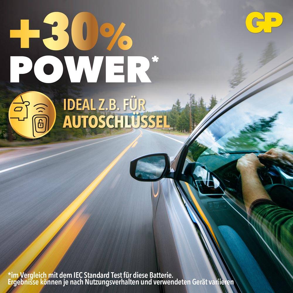 Werbung für Batterien: Auto fährt schnell auf Straße. Text: '+30% Power*, Ideal z.B. für Autoschlüssel.' Energiesymbol abgebildet.