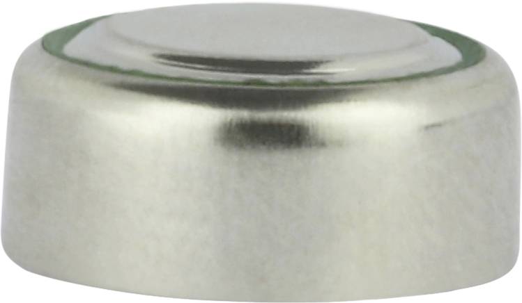 Eine silberfarbene Knopfzelle auf weißem Hintergrund, oft in kleinen elektronischen Geräten verwendet.