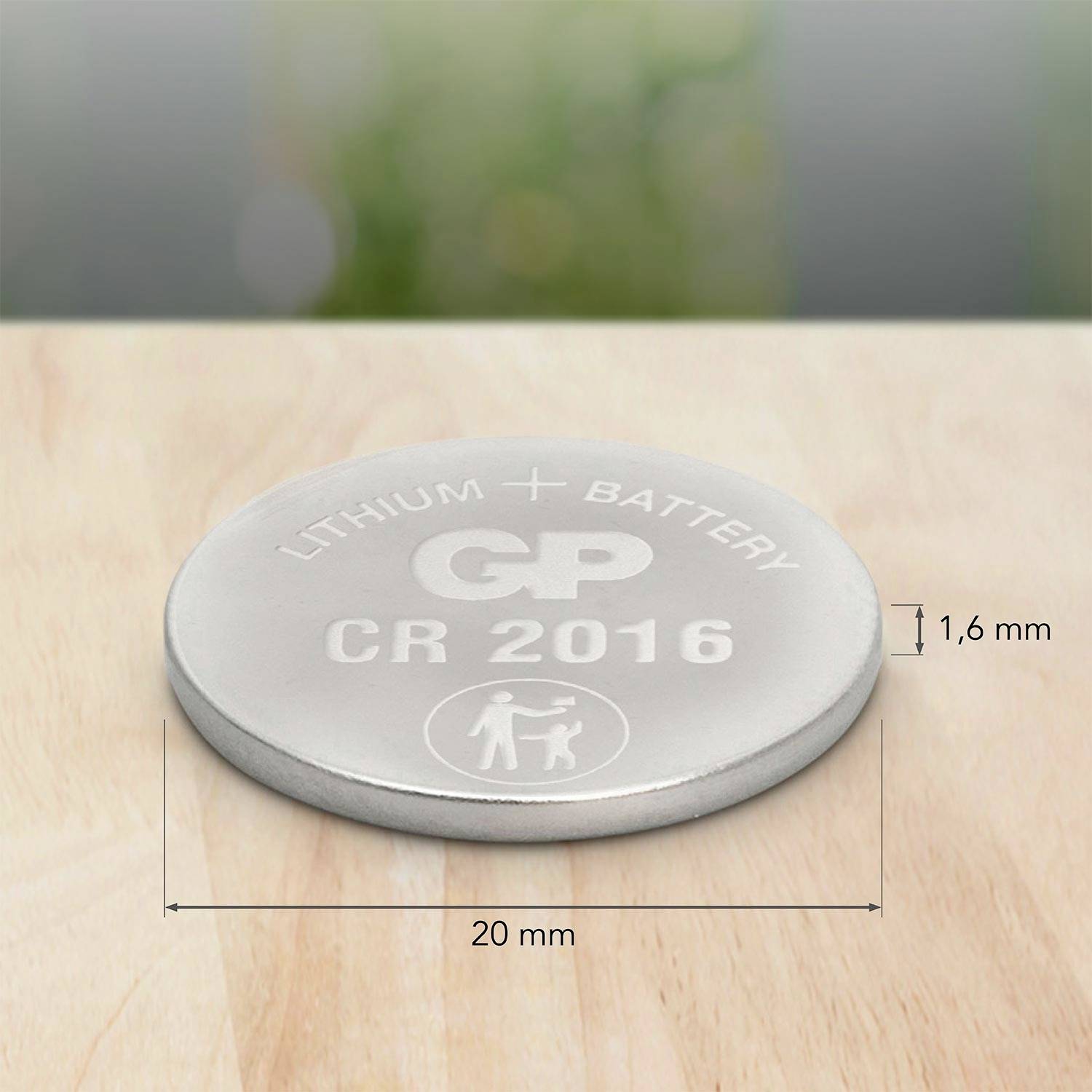 Eine Lithium-Knopfzellenbatterie mit der Aufschrift 'Lithium + Battery GP CR 2016', 20 mm Durchmesser, 1,6 mm Höhe.