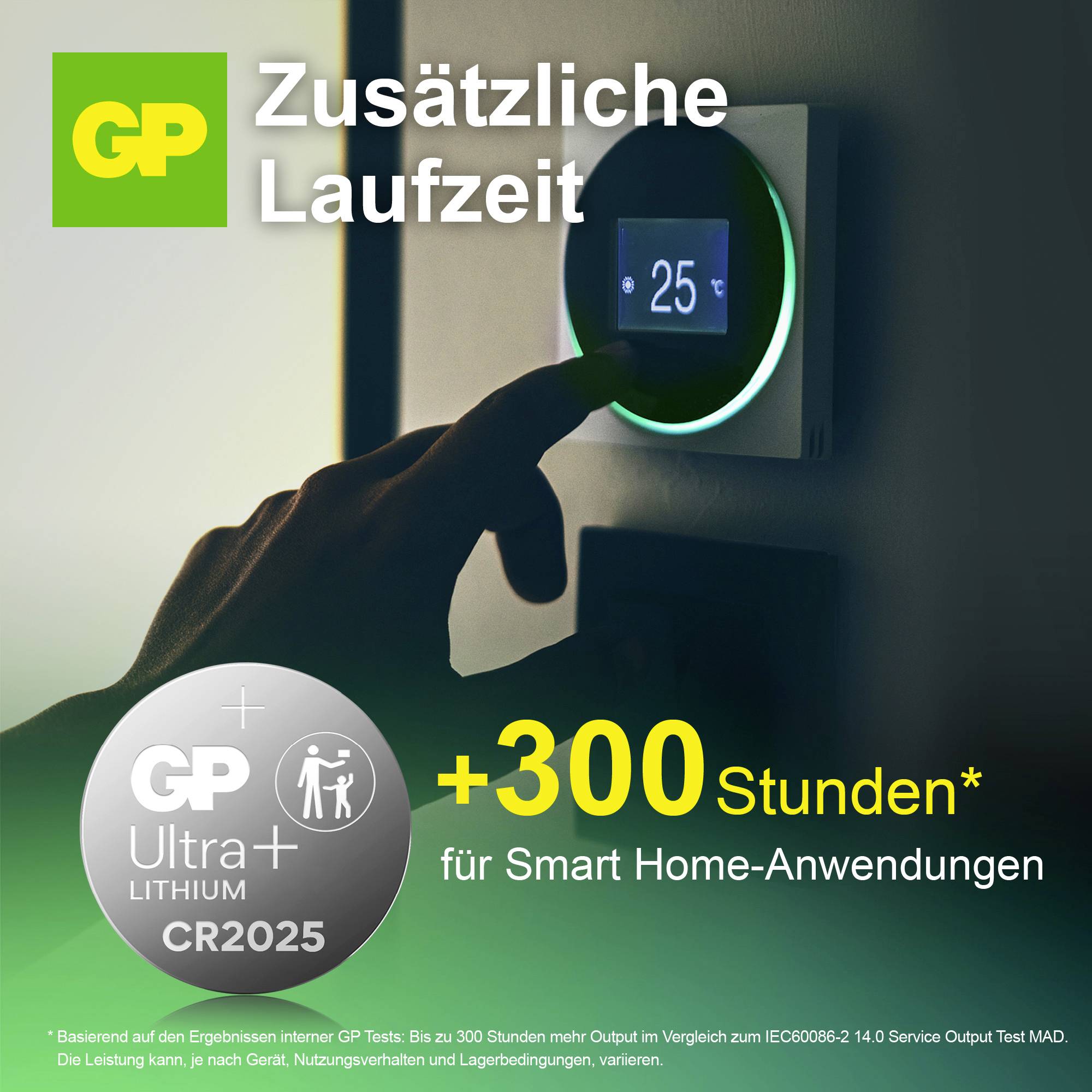 Werbung für GP Ultra+ Lithium CR2025: Finger berührt ein Smart-Home-Thermostat; hervorgehoben sind 'Zusätzliche Laufzeit' und '+300 Stunden* für Smart Home-Anwendungen'.