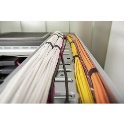 Bündel von weißen, orangefarbenen und gelben Kabeln, ordentlich auf einem Server-Rack befestigt, symbolisiert geordnete IT-Infrastruktur.
