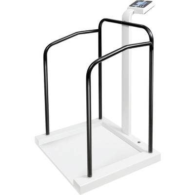 Krankenhauswaage mit Handläufen und elektronischem Display zur Gewichtsmessung in einer medizinischen Einrichtung.