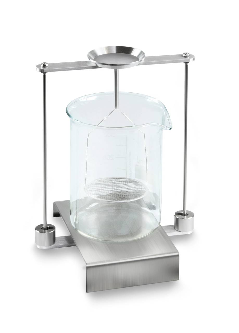 Ein Glasbecher auf einer präzisen Waage für Volumenmessungen in einem Labor, mit einer Metallhalterung und zwei Gegengewichten.