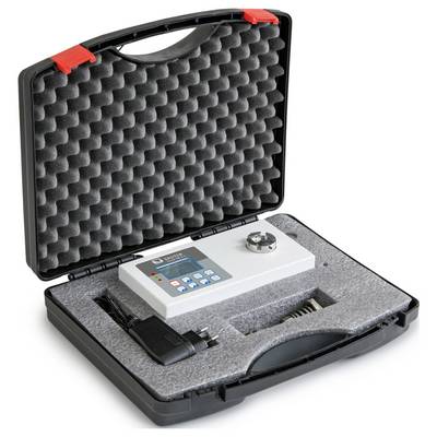 Ein offener schwarzer Koffer mit Schaumstoffpolsterung zeigt ein elektronisches Messgerät mit Tastenfeld und Zubehör.