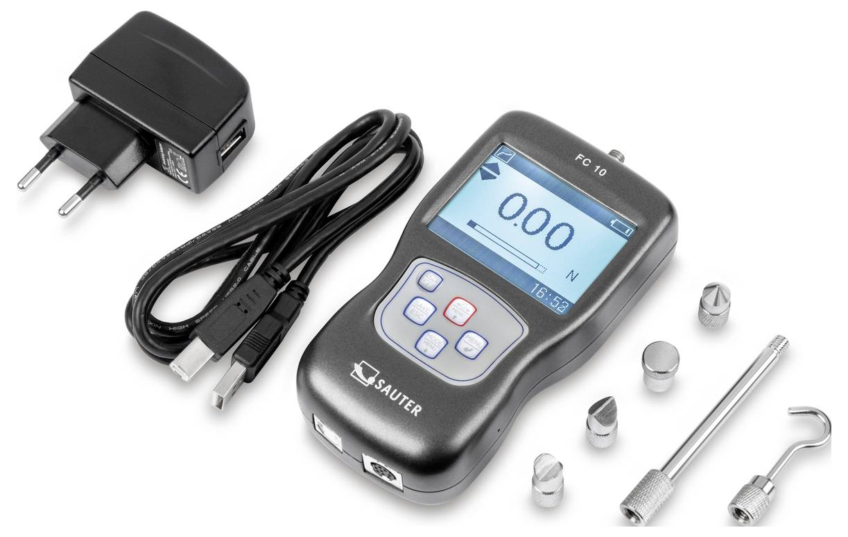 Kraftmessgerät mit Display, USB-Kabel, Adapter und verschiedenen Aufsätzen. Anzeige zeigt '0.00 N'. Hauptgerät markiert mit 'SAUTER'.