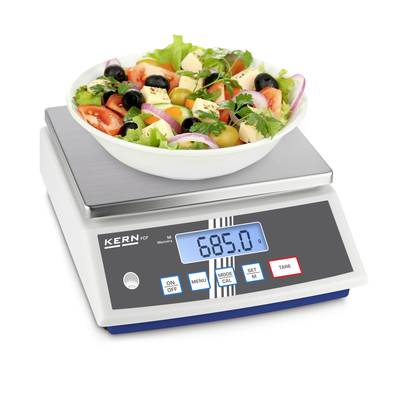 Digitale Küchenwaage wiegt einen Salat mit Tomaten, Oliven und Zwiebeln. Display zeigt '685,0 g'.