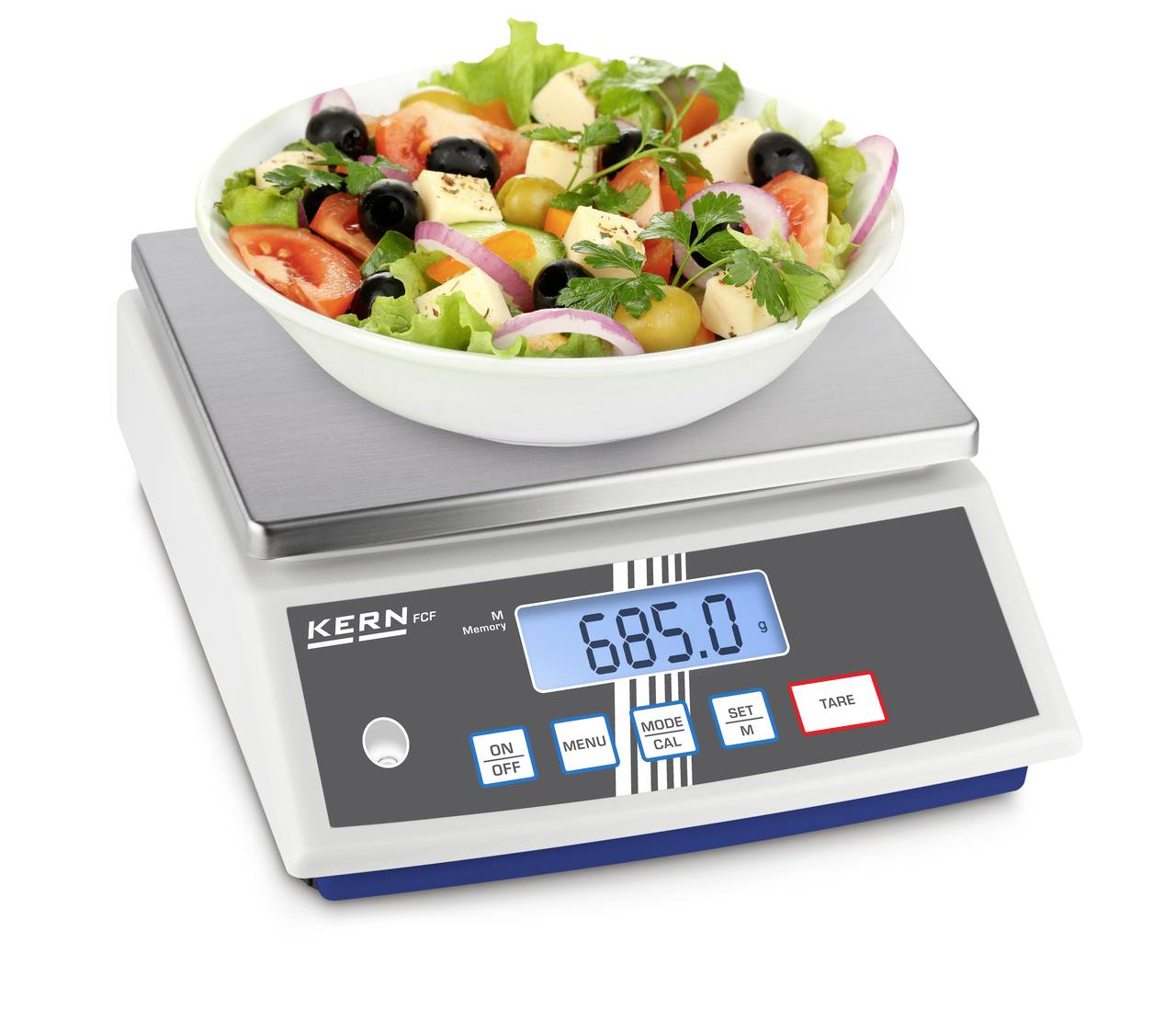 Salatschüssel auf einer digitalen Küchenwaage. Das Display zeigt '685,0'. Waage hat mehrere Tasten für Bedienung.