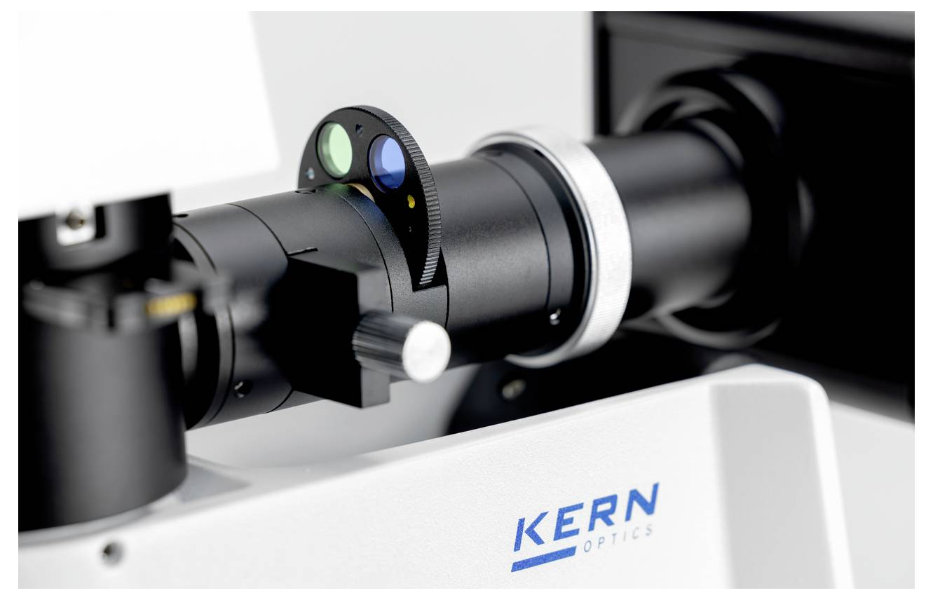 Ein Mikroskopobjektiv mit verschiedenen Farbfiltern. Auf dem Gehäuse steht 'KERN OPTICS'.