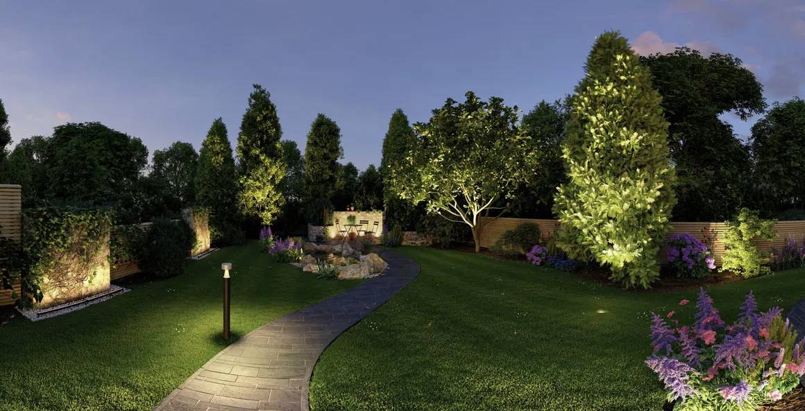 Beleuchteter Garten mit geschwungenem Pfad, Rasenflächen und Bäumen, die mit sanftem Licht akzentuiert werden.