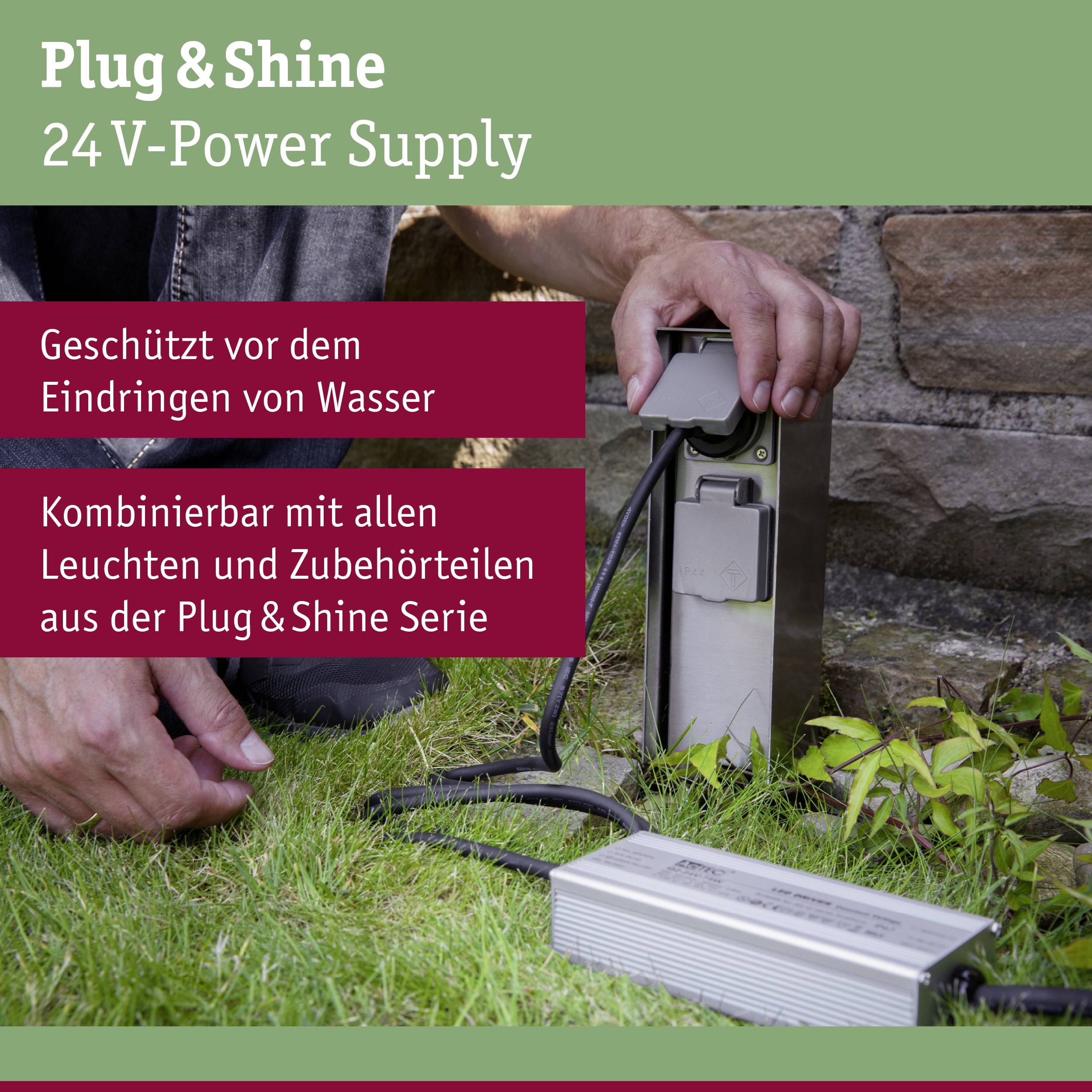 Ein wasserfester elektrischer Anschluss wird im Freien installiert. Text: 'Plug & Shine 24 V-Power Supply', 'Geschützt vor Wasser', 'Kombinierbar mit Plug & Shine Serie'.