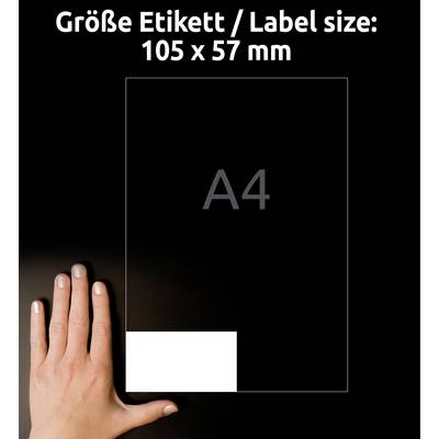 Hand zeigt Größe eines Etiketts von 105 x 57 mm auf einem A4-Blatt.