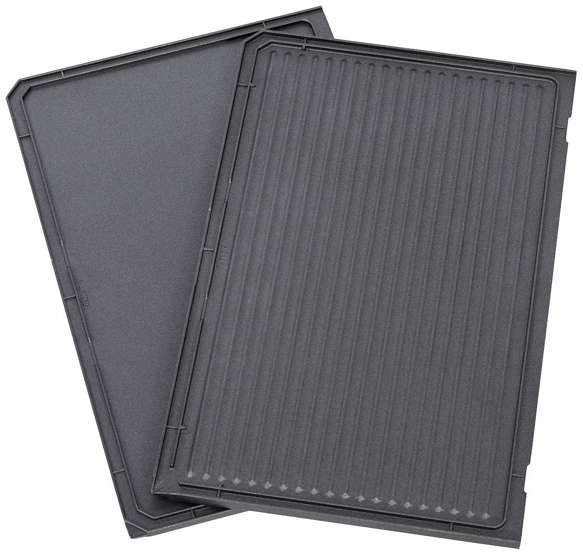 Zwei schwarze Grillplatten liegen übereinander. Eine Platte hat eine geriffelte Oberfläche, die andere ist glatt.