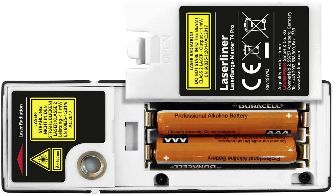 'Laserliner'-Gerät mit Batteriefach, enthält zwei 'Duracell' AA-Batterien. Warnhinweise und technische Informationen auf Etiketten.