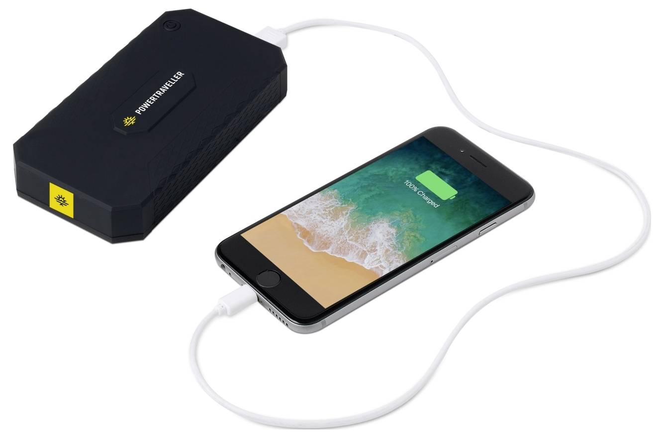 Ein Smartphone ist über ein weißes Kabel mit einer Powerbank verbunden. Der Bildschirm des Telefons zeigt '100% geladen' mit einem grünen Batteriesymbol.