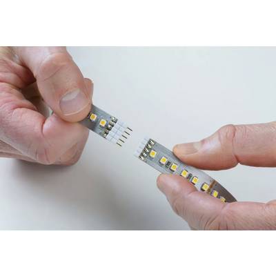 Zwei Hände halten jeweils ein Ende eines flexiblen LED-Streifens, der an einem Steckverbinder zusammengesetzt wird.