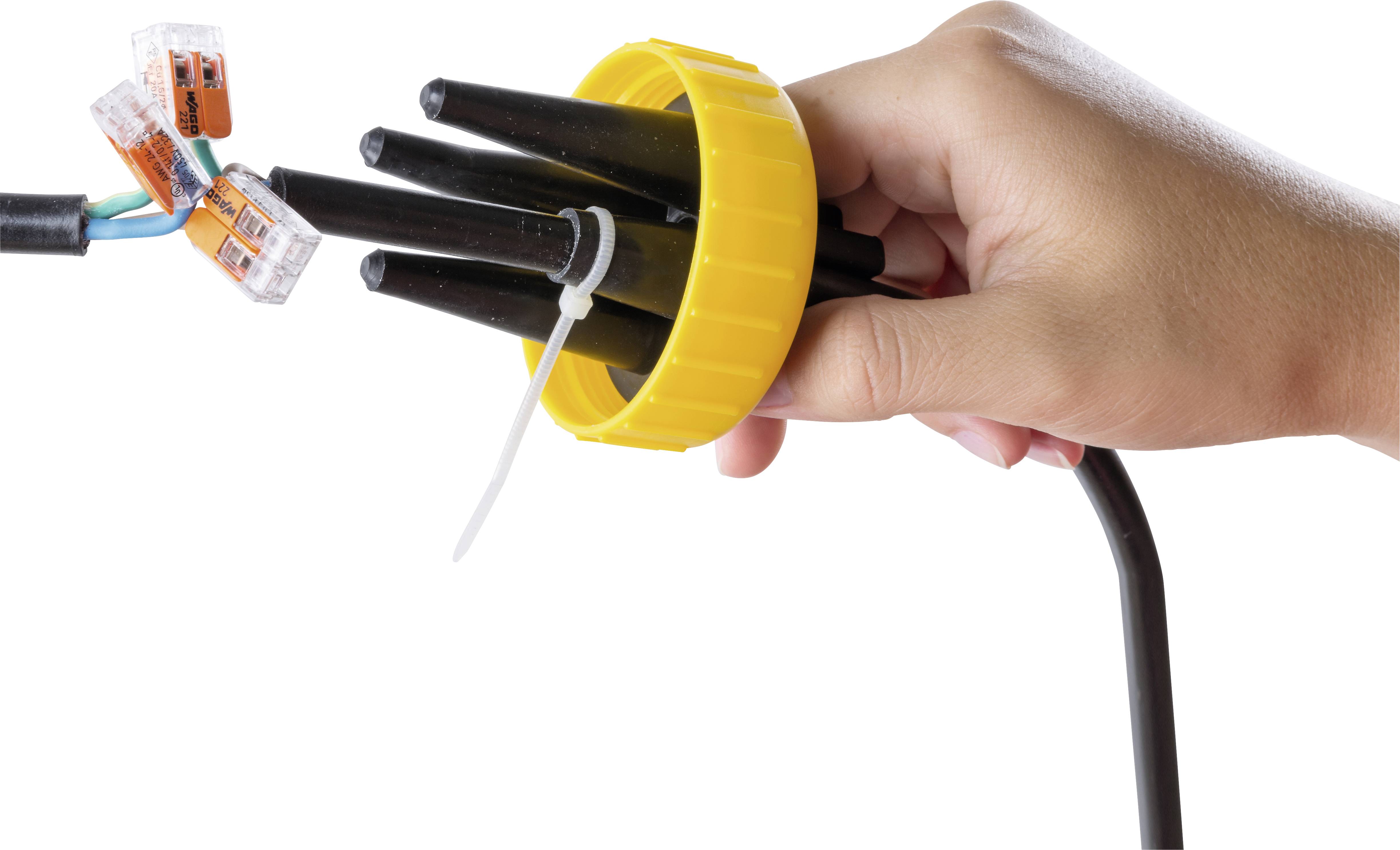 Hand hält ein Kabel, das durch eine gelbe Dichtung geführt wird. Vier Adern enden in Klemmen. Symbolisiert Kabelmanagement.