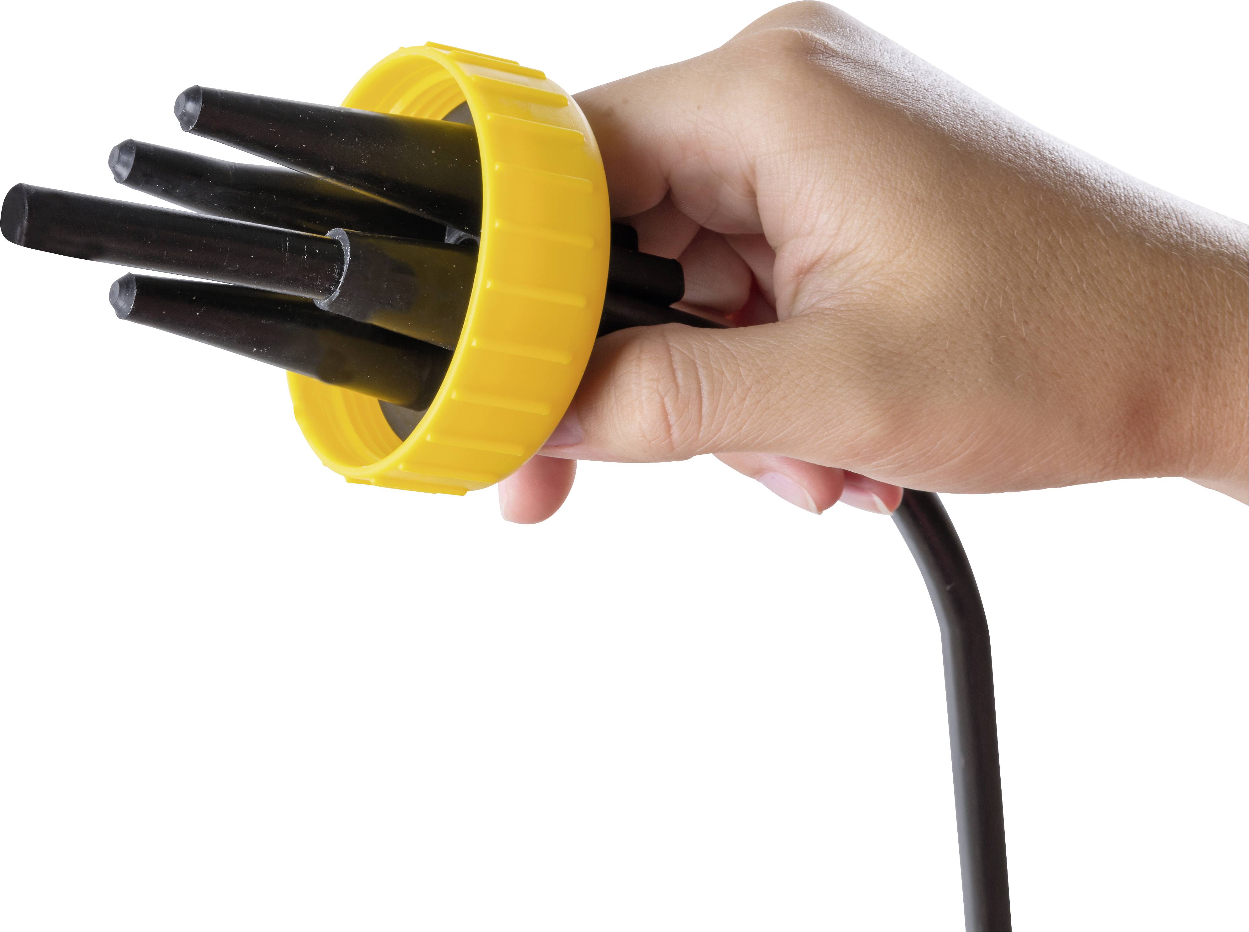 Eine Hand hält ein schwarzes Kabel mit einem gelben, runden Anschluss, der mehrere Steckplätze hat.