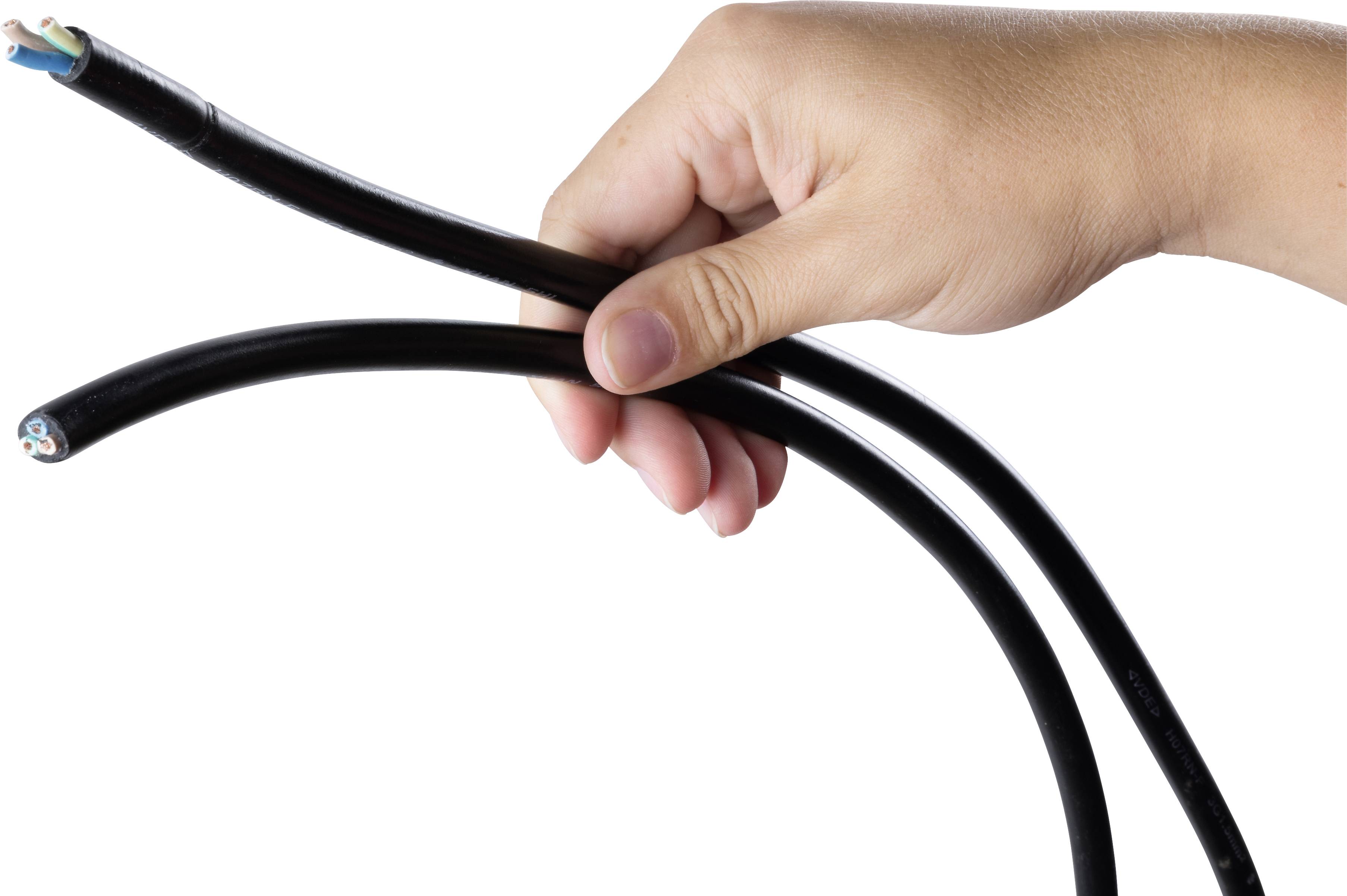 Eine Hand hält zwei dicke schwarze Kabel, eins mit sichtbarem roten und blauen Draht.