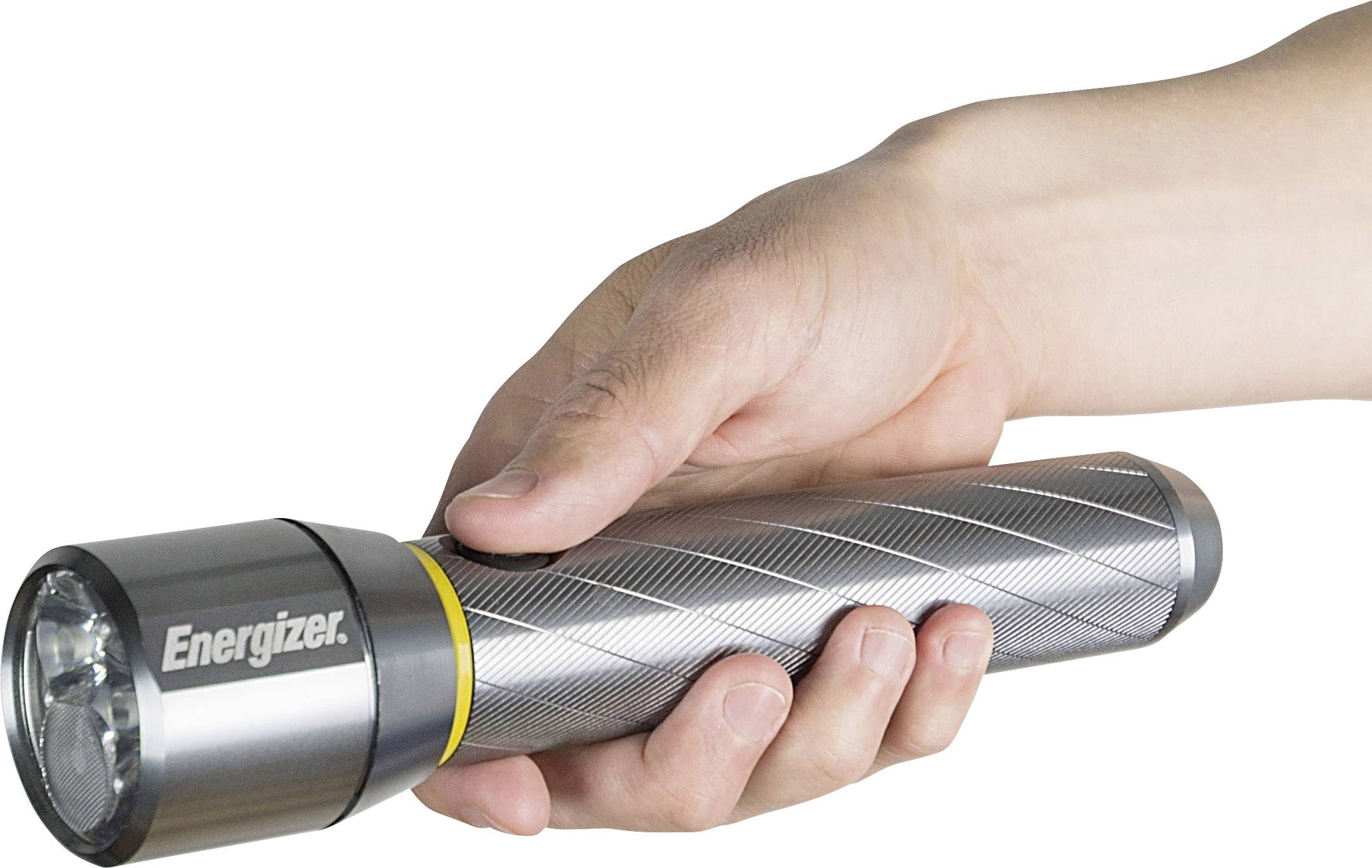 Eine Hand hält eine silberne Taschenlampe der Marke Energizer. Die Taschenlampe hat ein gerilltes Design und einen gelben Ring.