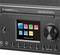 Ein schwarzes Digitalradio mit Bildschirm zeigt Symbole für 'Internet Radio', 'MP3-Player', 'CD-Player', 'USB', 'FM-Radio'. Rechts ein großer Lautstärkeregler.