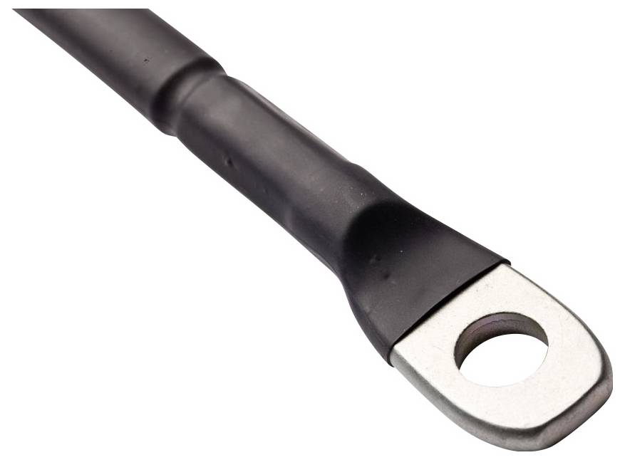Schwarz ummanteltes Kabel mit einer ringförmigen Metallöse am Ende. Es handelt sich wahrscheinlich um ein Batteriekabel oder Erdungskabel.