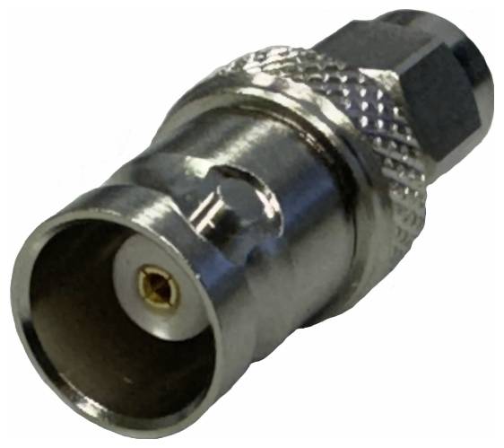 Ein BNC-Stecker aus Metall, verwendet für Koaxialkabelverbindungen in Kommunikations- und Messgeräten.