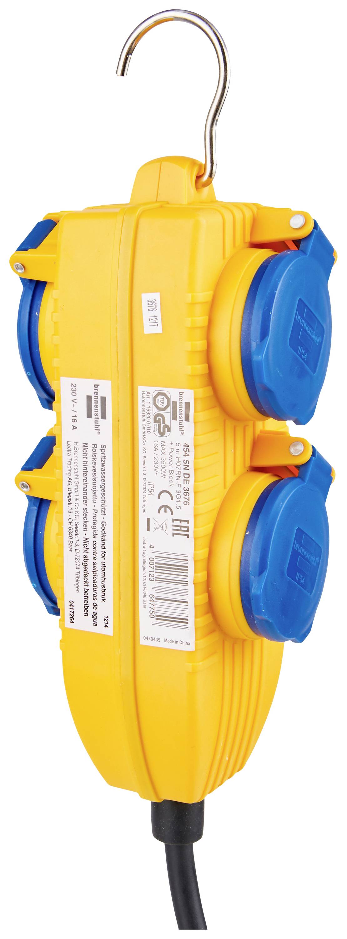 Ein gelber Baustromverteiler mit vier blauen Steckdosen und einem Haken zum Aufhängen. Enthält ein CE-Kennzeichen und technische Details.